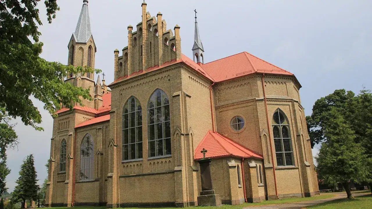 Imponująca ceglana świątynia z czerwonym dachem i strzelistymi wieżami. Jedna z krynkowskich atrakcji, która zachwyca architekturą.