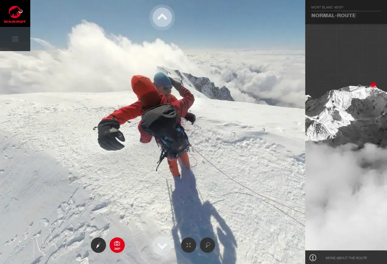 Dwóch alpinistów na śnieżnym szczycie, przygotowujących się do wejścia na Mont Blanc. Widok na chmury i góry.