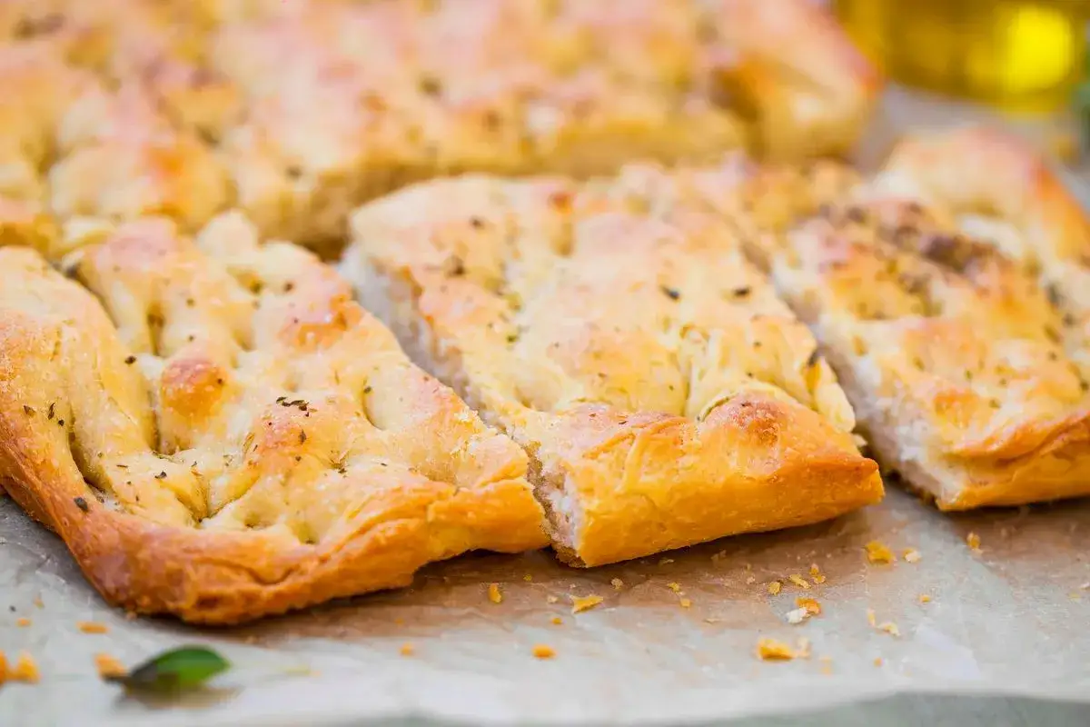 Focaccia fragrante, perfetta per una focaccia ricetta veloce. Croccante fuori, soffice dentro, condita con erbe aromatiche.