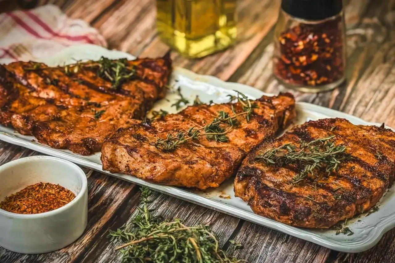 Saftige Nackensteaks vom Grill, garniert mit frischem Thymian. Perfekt für einen lauen Sommerabend.