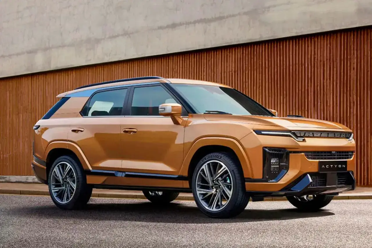 Nowy, pomarańczowy SUV z Korei, model Actyon, prezentuje nowoczesny design.