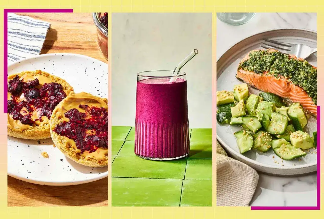 Muffins au beurre de cacahuète et aux baies, smoothie violet, saumon aux herbes et salade de concombre et d'avocat : des aliments anti cholestérol pour un repas sain.