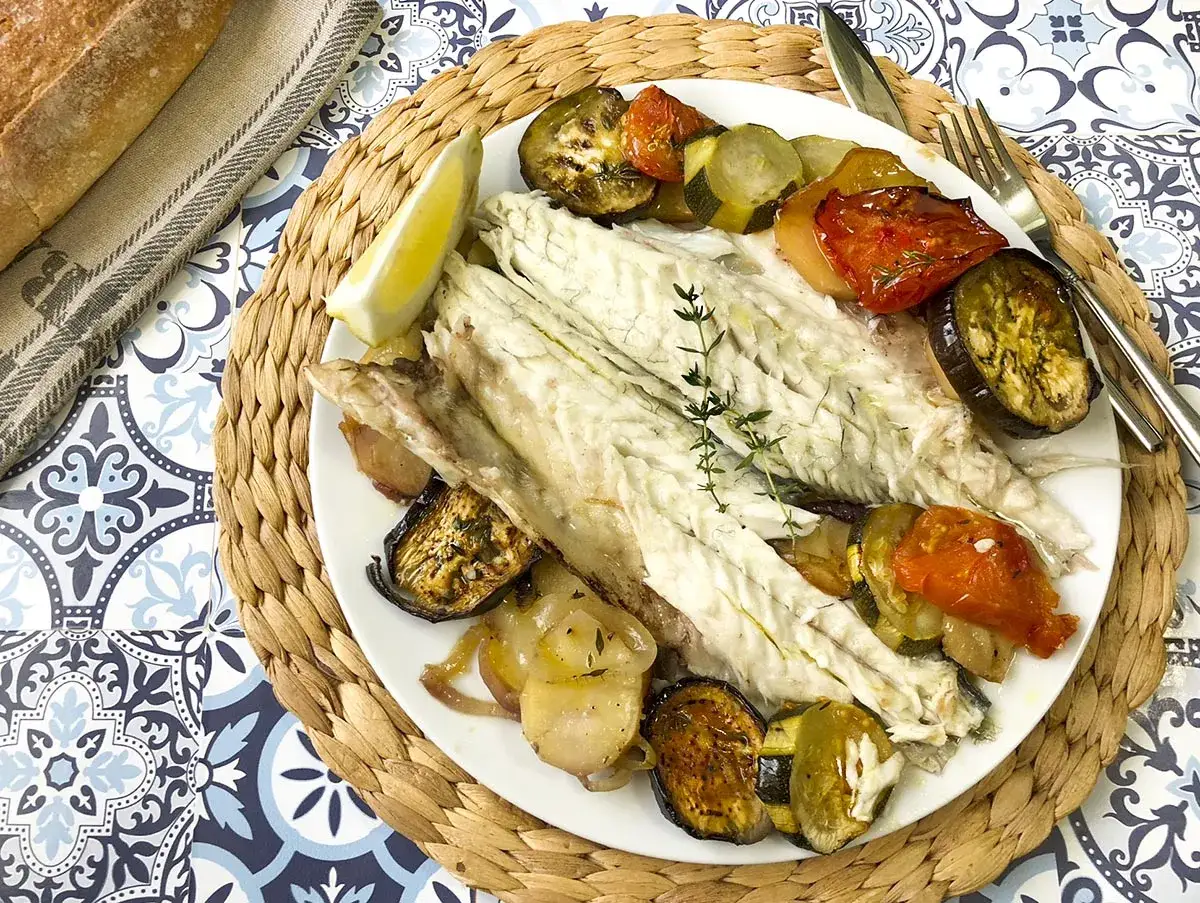 Lubina al horno con verduras asadas: berenjena, tomate y calabacín. Un plato saludable y delicioso.