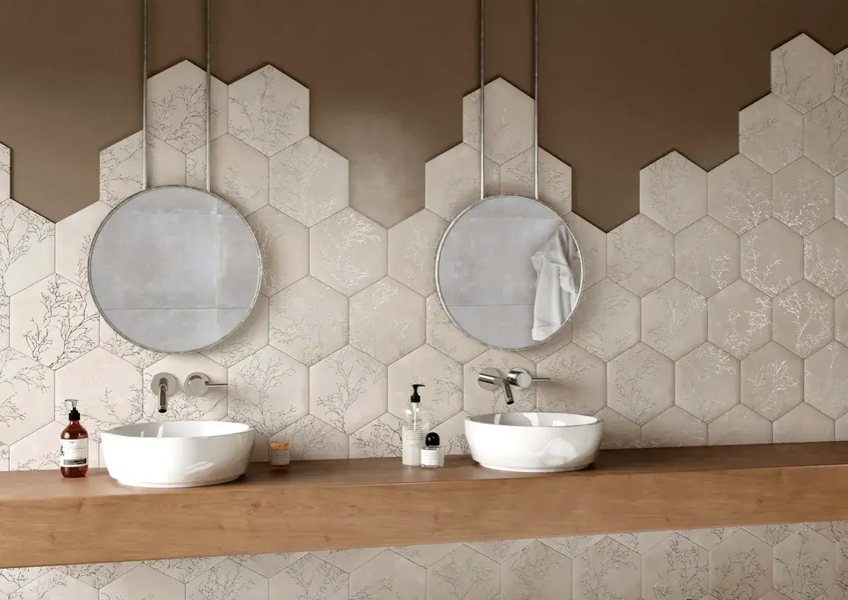 Elegantes combinaciones de azulejos para baños con diseño hexagonal y motivos de ramas plateadas.