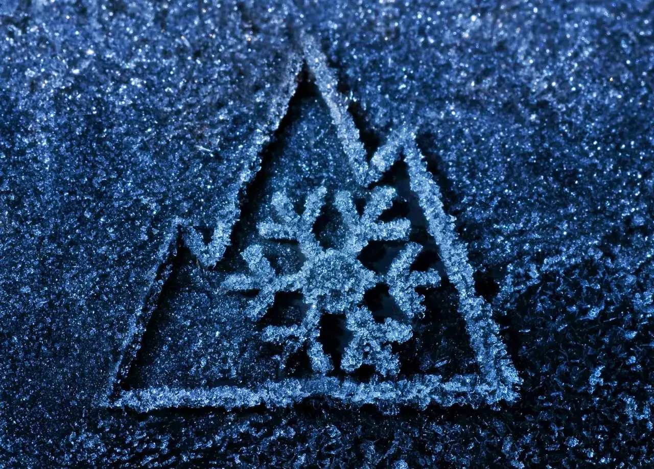 Fiocco di neve su sfondo blu ghiacciato, un simbolo per come riconoscere gomme invernali.