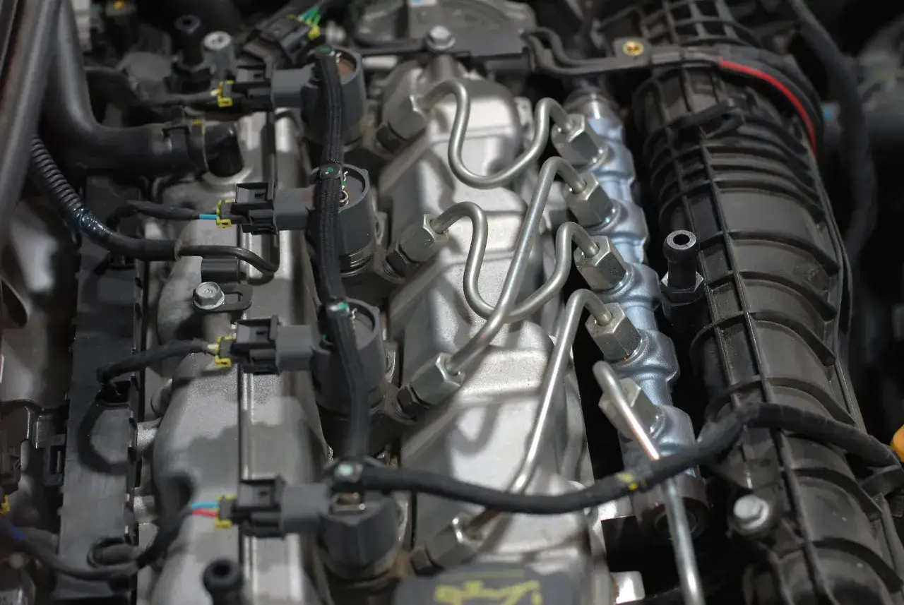 Dettaglio del motore diesel con iniettori e tubi del carburante. Si intravedono le candelette diesel, essenziali per l'avviamento a freddo.