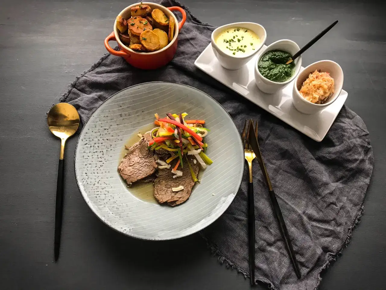 Ein k&ouml;stliches Tafelspitz-Rezept: Zartes Rindfleisch mit bunten Gem&uuml;sestreifen, dazu Bratkartoffeln und drei Saucen.