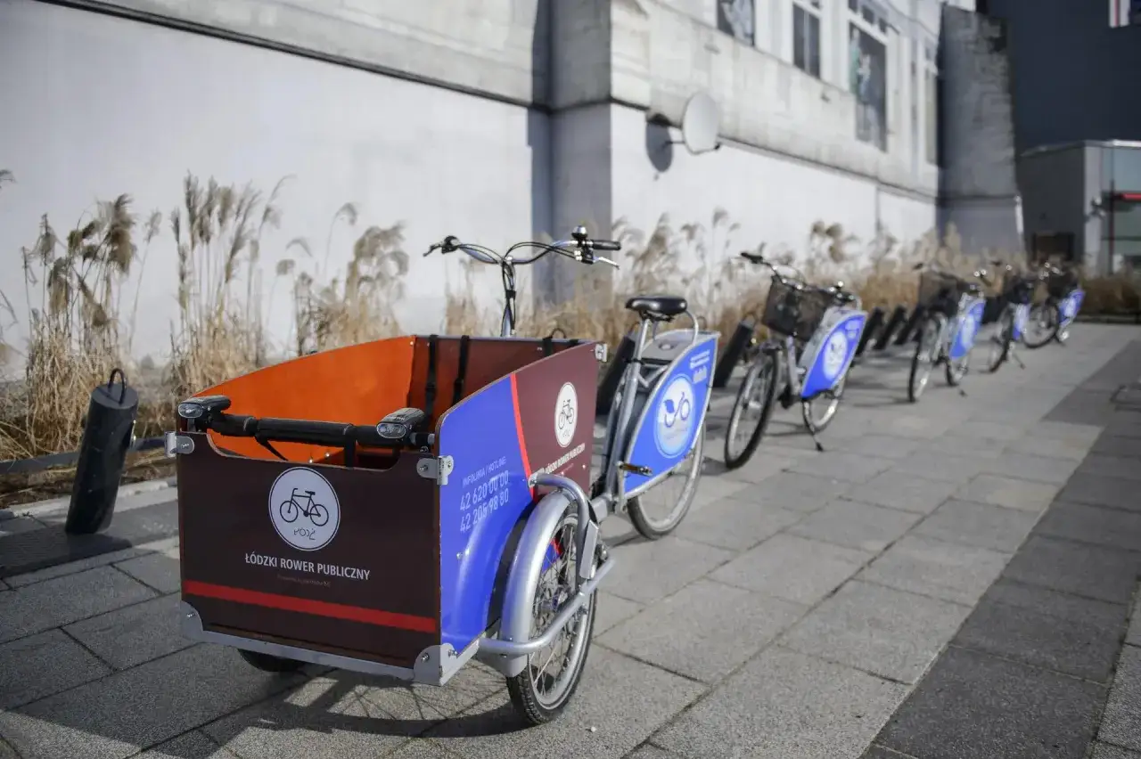 Łódzkie trasy rowerowe czekają! Rower cargo i inne miejskie rowery stoją gotowe do wypożyczenia.