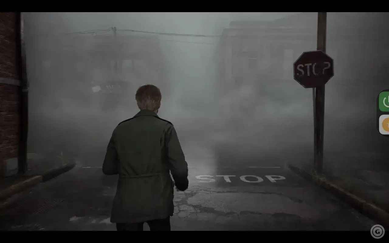 James Sunderland wyrusza w mglistą uliczkę w Silent Hill 2 Enhanced Edition. Znak STOP i napis na drodze ostrzegają przed niebezpieczeństwem.