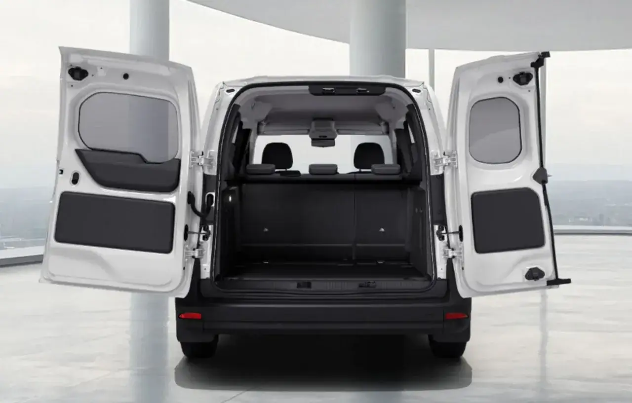 El maletero de la Mercedes Citan, con sus puertas traseras abiertas, listo para cargar todo lo que necesites.
