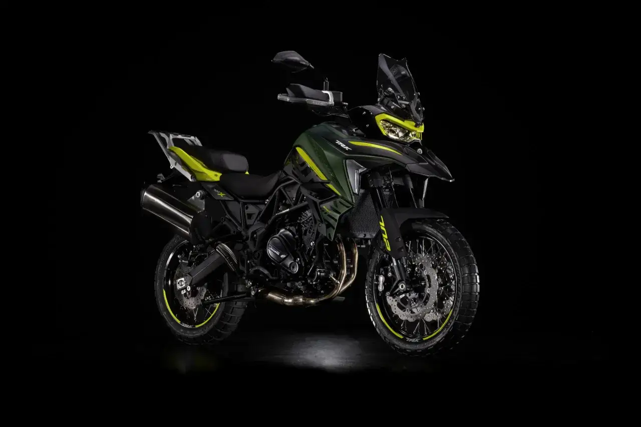 Zielono-czarny motocykl turystyczny Benelli TRK 702 z żółtymi akcentami, gotowy na przygodę.