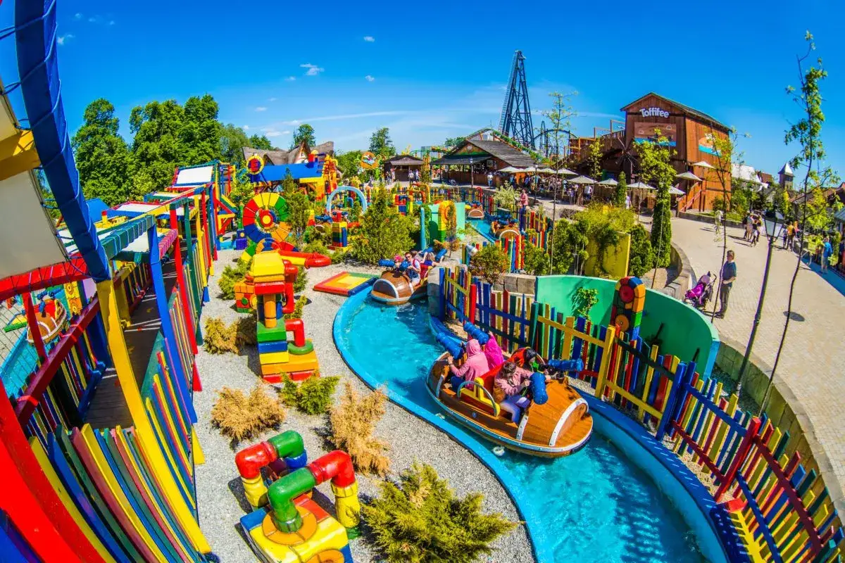Un día perfecto de cracovia con niños en un parque temático lleno de coloridas atracciones acuáticas y juegos.