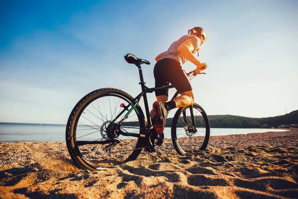 różne rodzaje ćwiczeń cardio, bieganie, pływanie, jazda na rowerze, siłownia