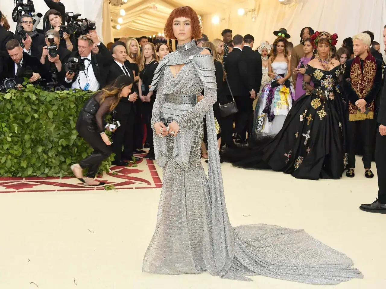 Zendaya met con un vestido plateado de armadura en la Met Gala.