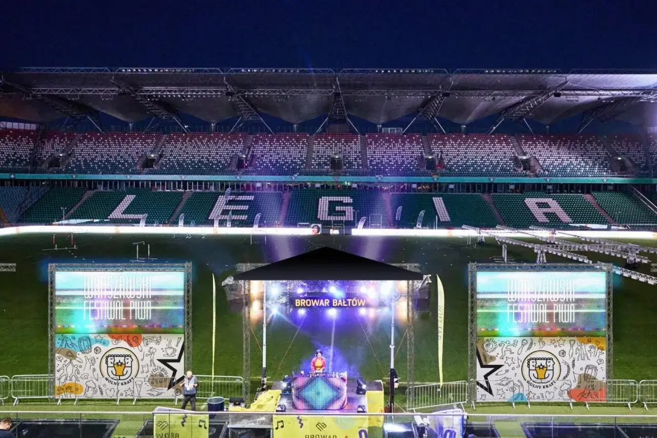 Scena na stadionie przygotowana na festiwal dobrego piwa. W tle trybuny z literami