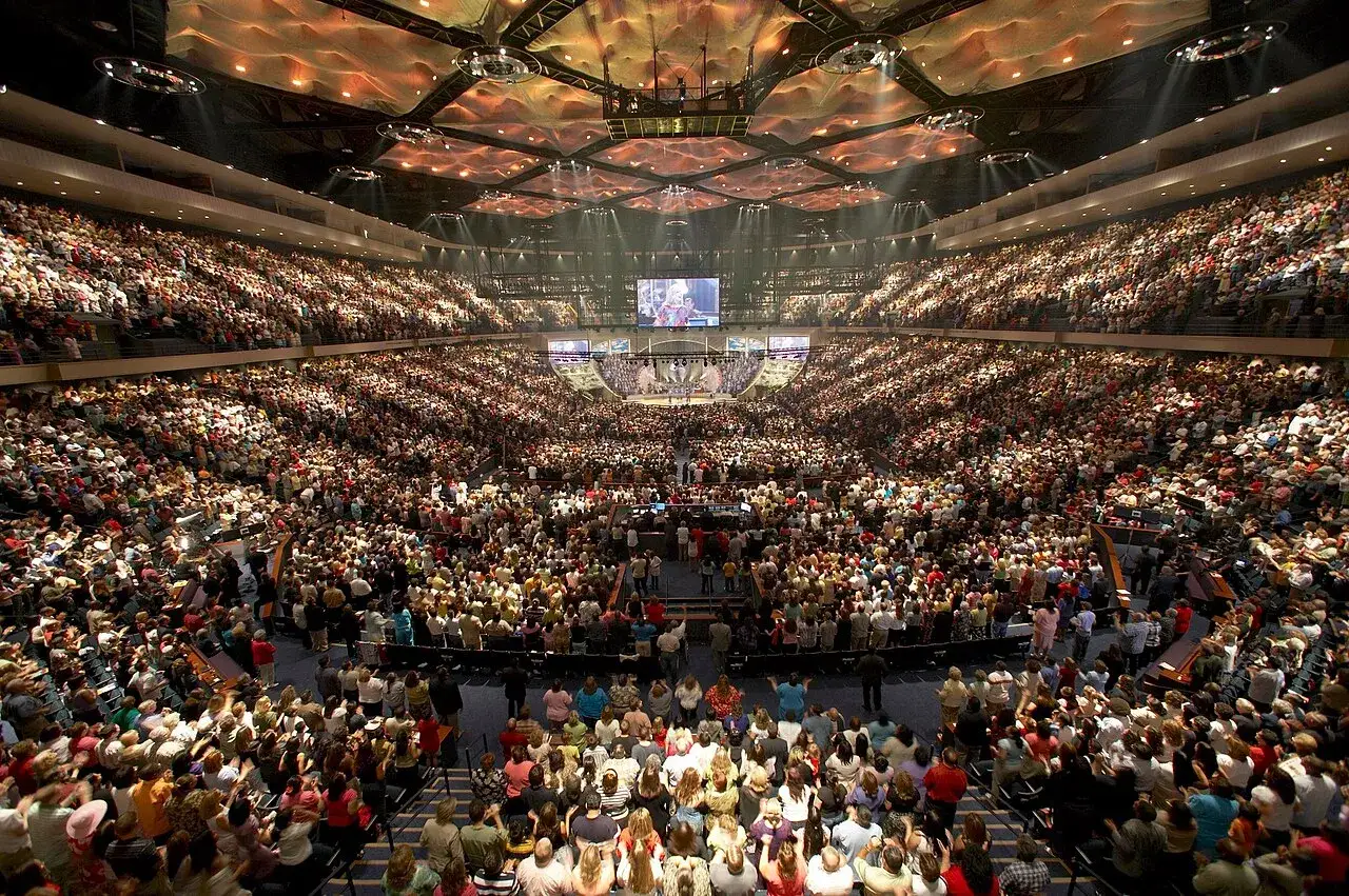 Gro&szlig;er Saal der Bethel Church, gef&uuml;llt mit Tausenden von Gl&auml;ubigen, die auf eine B&uuml;hne blicken.