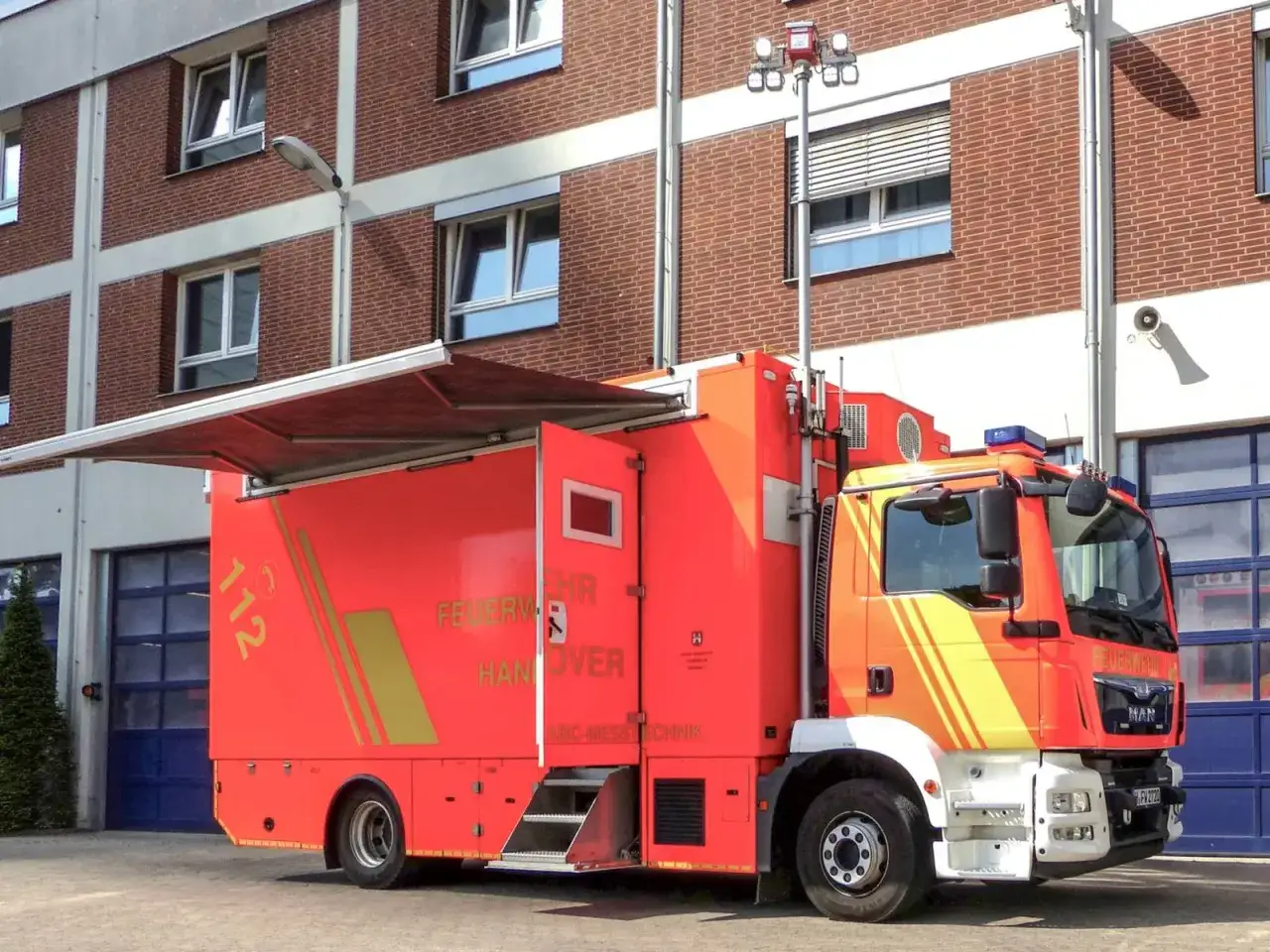 Feuerwehr Hannover mit ausgefahrenem Sonnensegel und Beleuchtungsmast. Ein Einsatzfahrzeug für die Feuerwehr Messe.