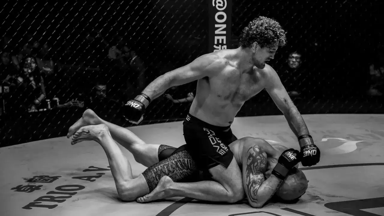 Pelle Svensson brottare i en MMA-match, dominerar sin motst&aring;ndare p&aring; marken.