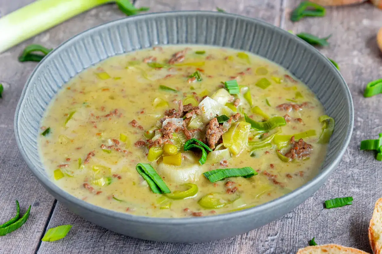 Verschiedene Toppings f&uuml;r Lauchcremesuppe