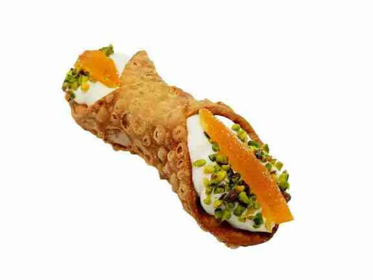 Cannolo siciliano ricetta originale: croccante cialda ripiena di ricotta, pistacchi e scorza d'arancia candita.
