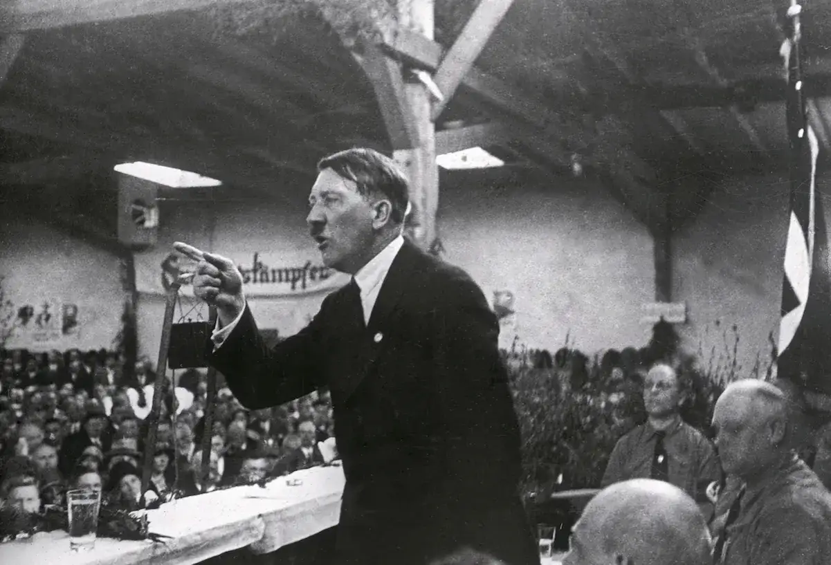 Hitler talar till en stor publik, pekandes med en lykta. Hur l&aring;ng var Hitler? En fr&aring;ga som m&aring;nga undrar &ouml;ver.
