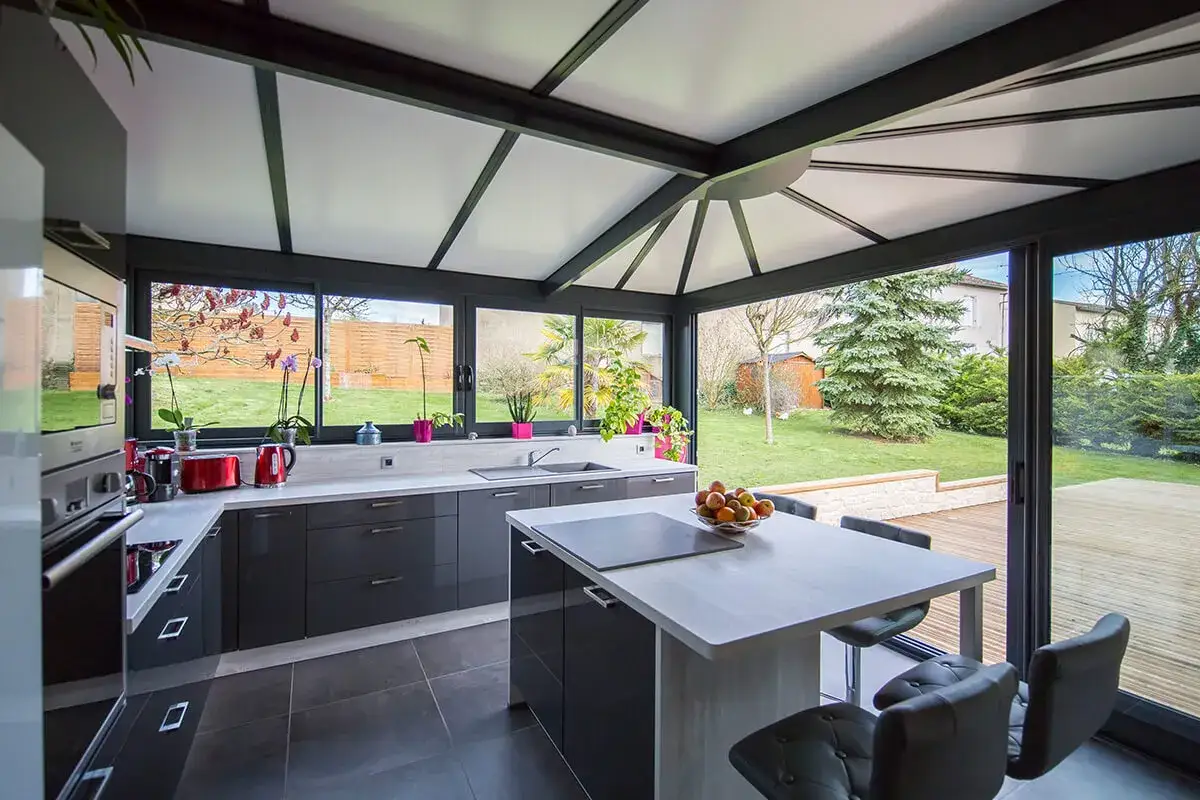 Cucina moderna con isola centrale, perfetta per ampliare la cucina nella veranda, con ampie vetrate sul giardino.