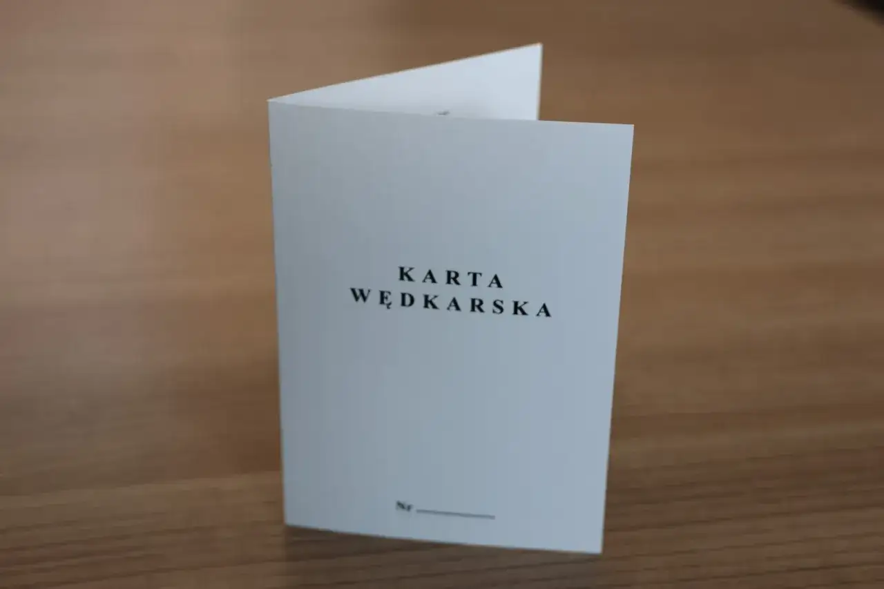 Biała karta wędkarska z napisem