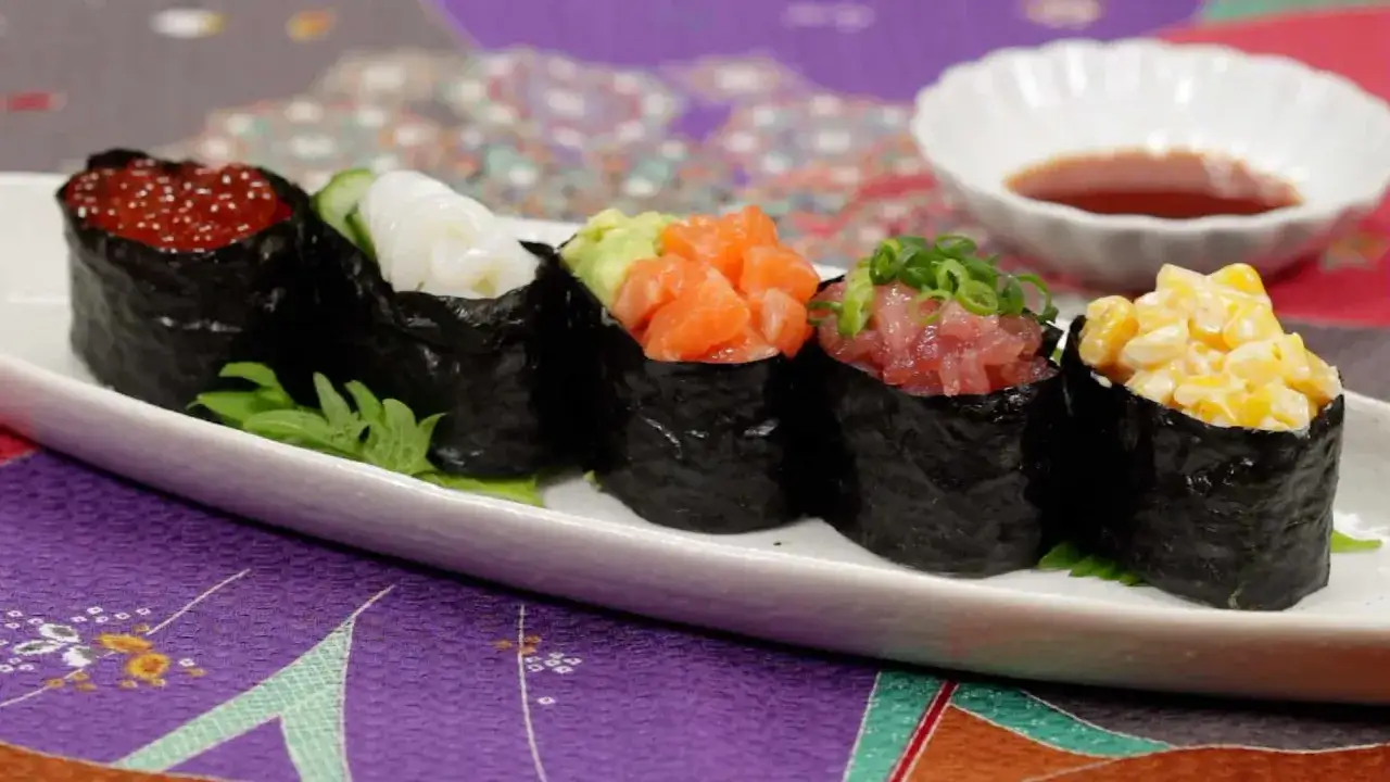 Pięć różnych rodzajów gunkan sushi: z ikrą łososia, kalmarem, awokado, tuńczykiem i kukurydzą.