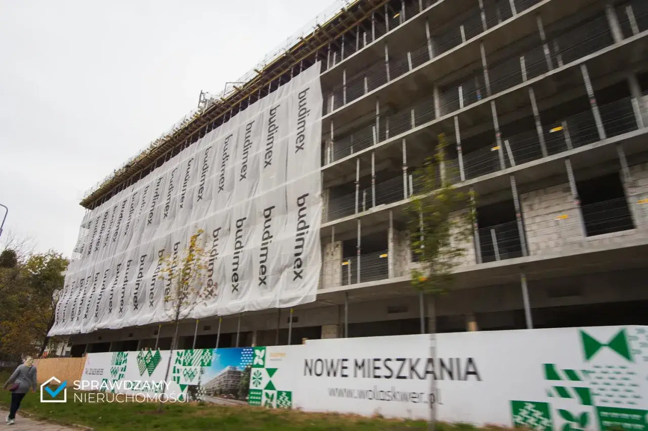 Budowa budynku mieszkalnego z banerami