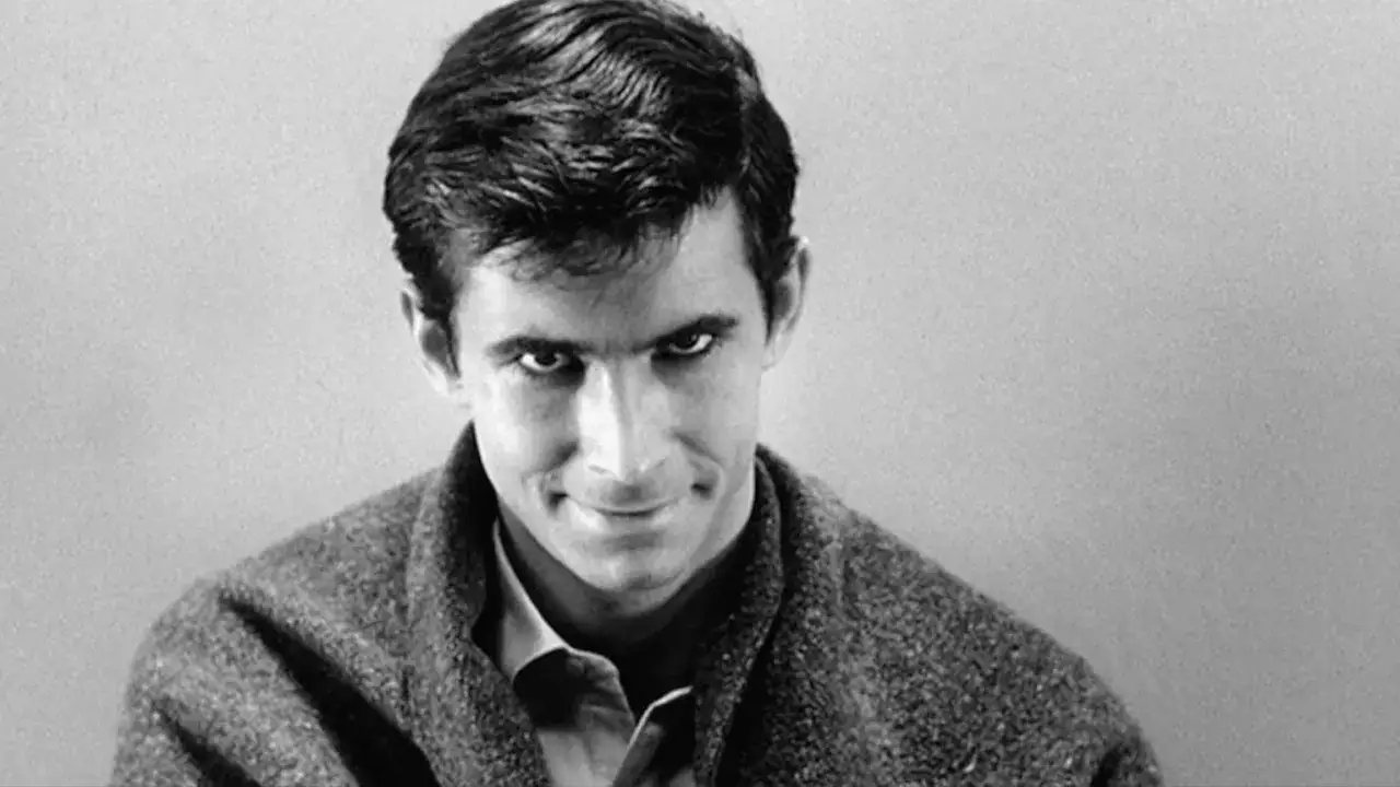 Primo piano di un uomo con sguardo intenso, che ricorda il **quarta parete significato** nel cinema.