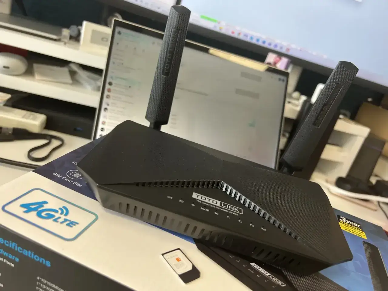 Router 4G LTE z miejscem na kartę SIM. Gotowy do pracy, zapewni szybki internet.