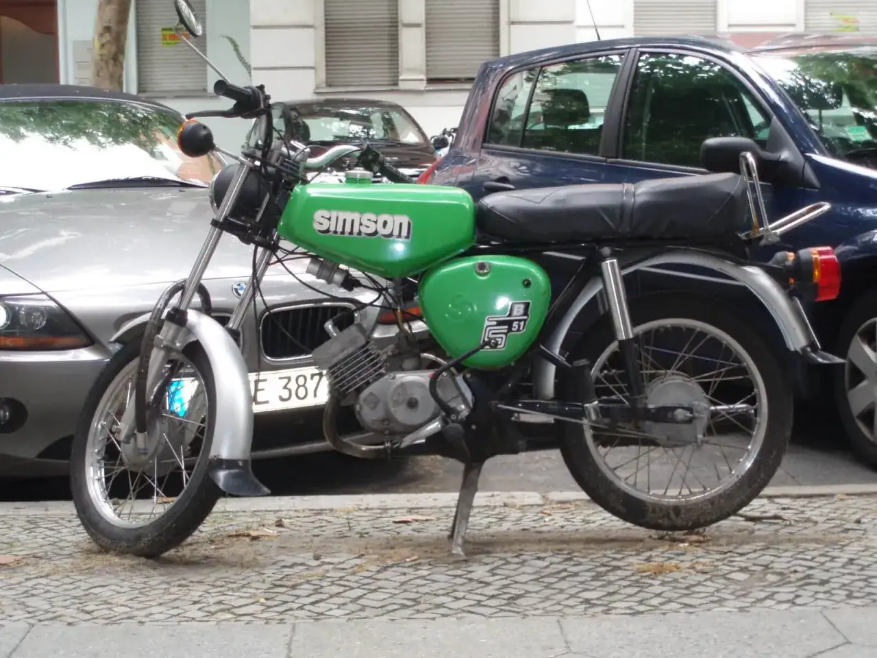 Zielony Simson S51, klasyk z DDR. Dane techniczne tego kultowego motoroweru to temat dla pasjonatów.