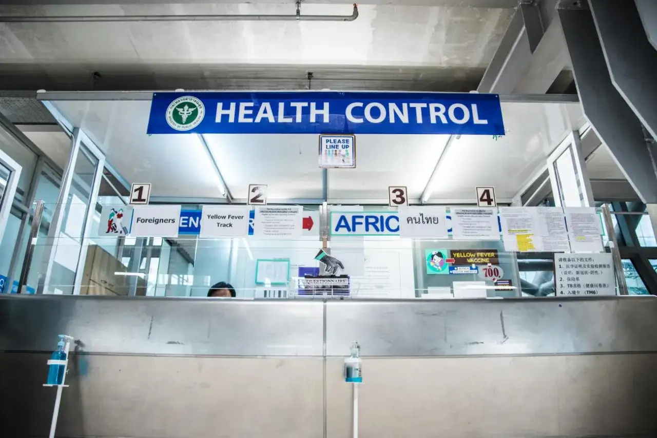 Gesundheitskontrolle am Flughafen. Informationen zu Einreisebestimmungen Thailand Medikamente und Gelbfieberimpfung.