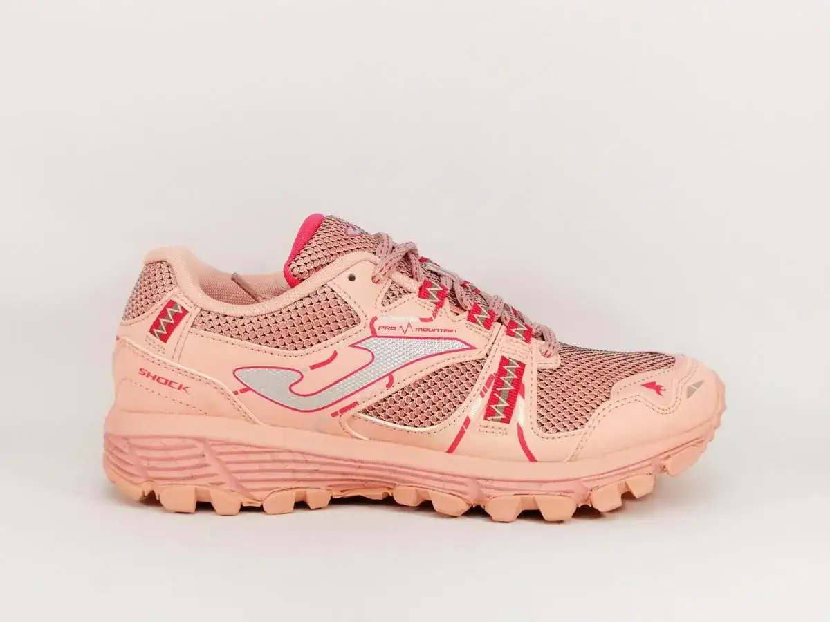 Chaussure de trail rose pâle, idéale pour la course en montagne. Le **taille chaussure trail** est bien visible sur le côté.