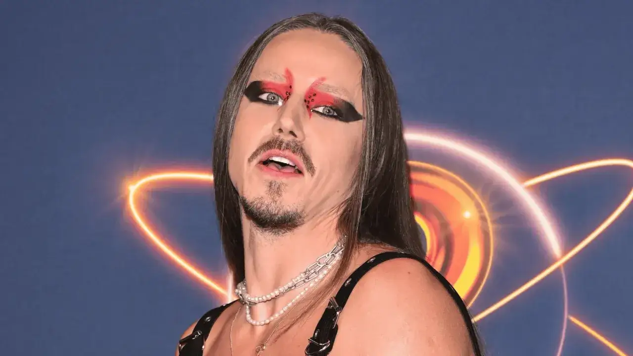 Michał Szpak w odważnym makijażu, z błyszczącymi elementami na twarzy. Czy Michał Szpak jest gejem? Pytanie, które nurtuje wielu.