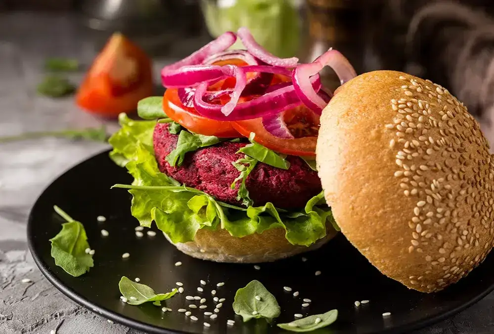 Składniki wege burgera, kotlet, bułka, sosy