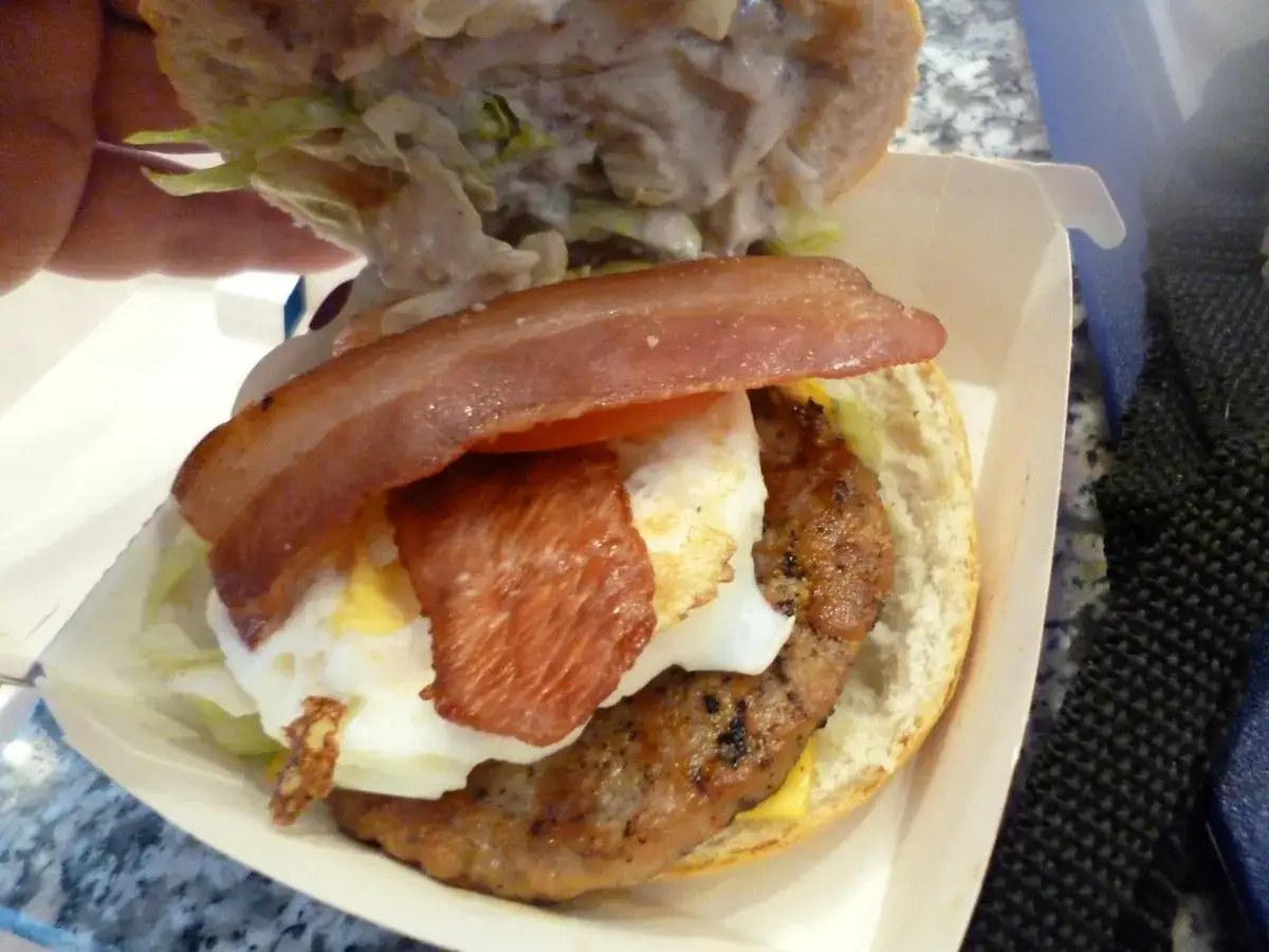 Mcmuffin wieprzowy z jajkiem i bekonem. Pyszny, choć kaloryczny początek dnia.