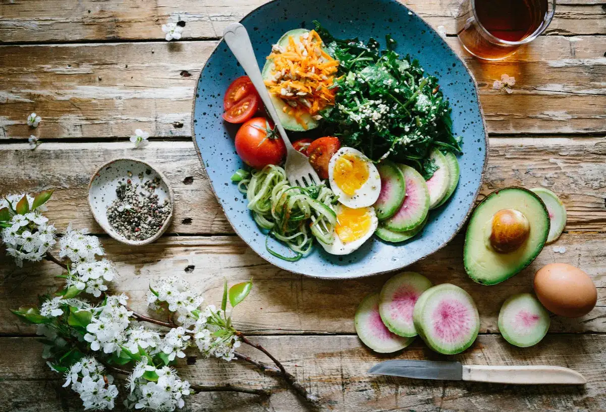 Plato con ensalada, huevo cocido, aguacate y r&aacute;bano. Ideal para una dieta menopausia saludable y equilibrada.