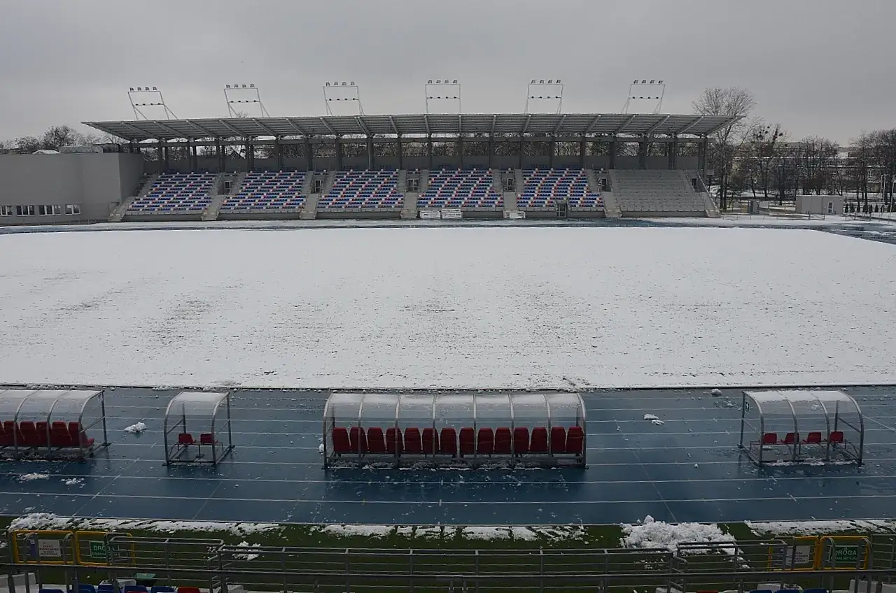 Stadion piłkarski w śniegu
