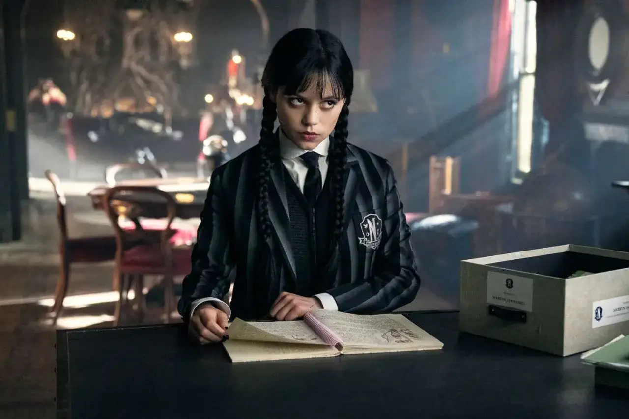 Wednesday Addams w szkolnym mundurku, pochylona nad notatkami. Czy to zapowiedź kolejnego sezonu Wednesday?