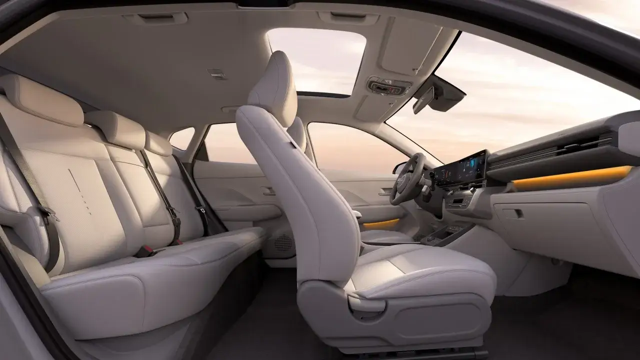 Jasne, oto opis:

Wnętrze nowego Hyundai Kona, z jasnymi, skórzanymi siedzeniami i panoramicznym dachem. Wiele osób chwali sobie komfort i nowoczesny design, co potwierdzają liczne hyundai kona opinie.