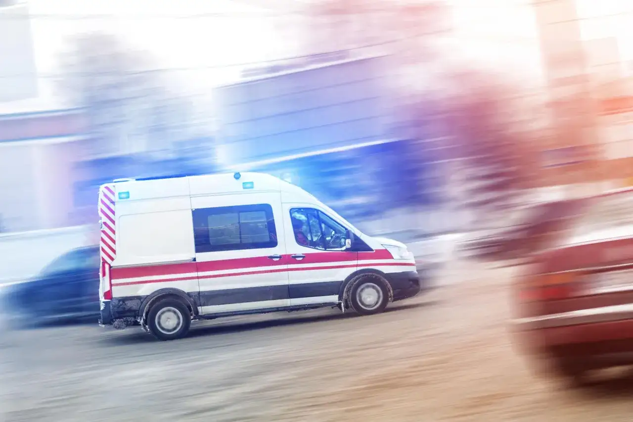 Ambulanza in corsa con lampeggianti blu accesi, rispettando l'art. 177 cds.
