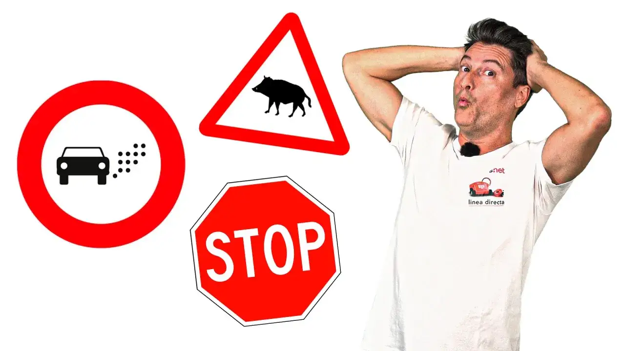 Hombre con las manos en la cabeza, rodeado de se&ntilde;ales de tr&aacute;fico: prohibido pasar, jabal&iacute; y stop. &iquest;Cu&aacute;nto dura el te&oacute;rico del A2?