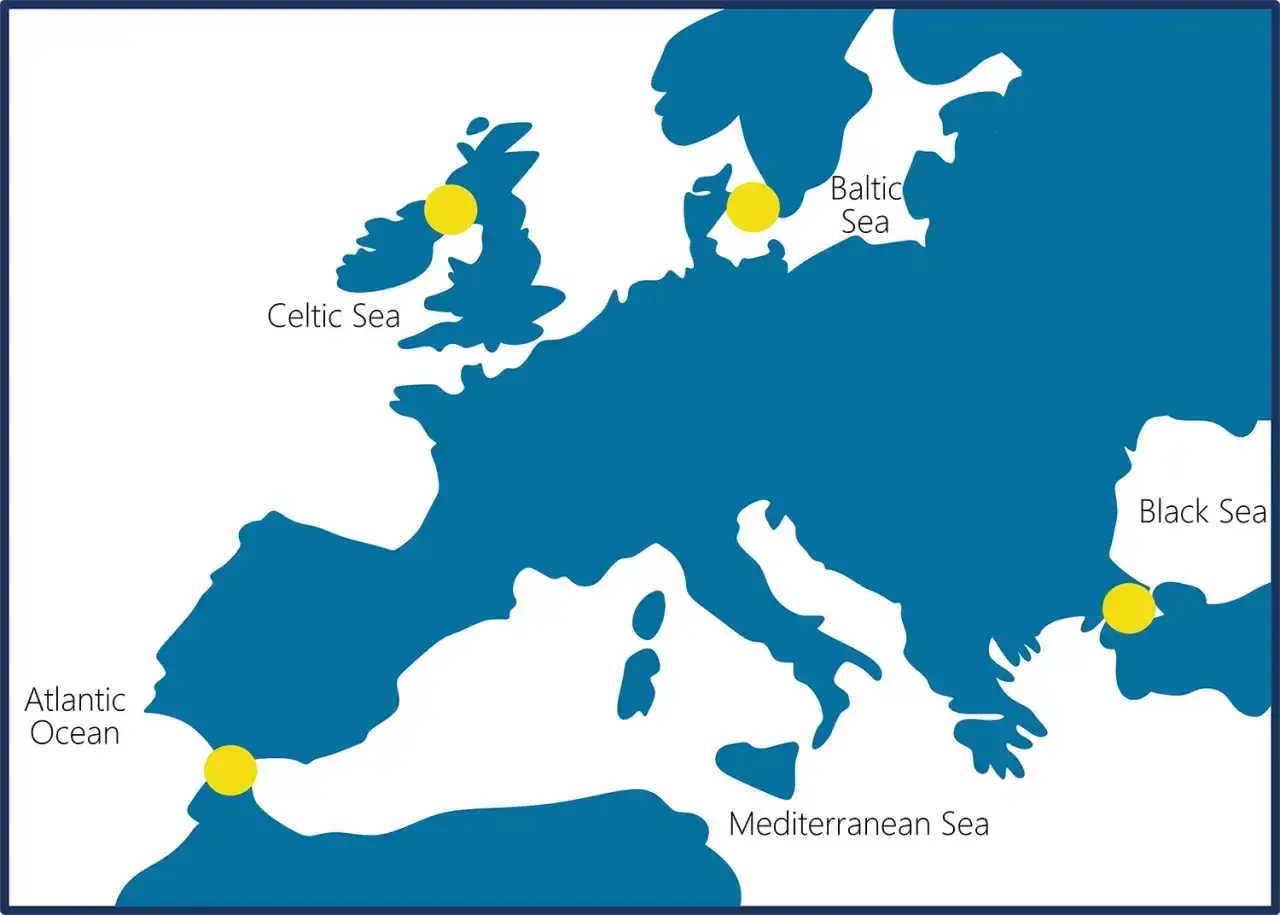 Mapa Europy z zaznaczonymi morzami. Morze Bałtyckie, choć nie jest bezpośrednio połączone z oceanem, należy do zlewiska Oceanu Atlantyckiego.