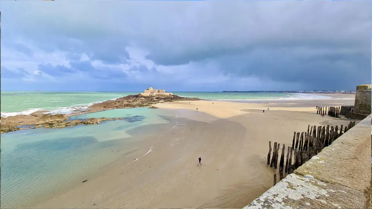 Un **week-end &agrave; Saint-Malo** sous un ciel changeant. La plage de Bon Secours, le Fort National et les embruns de la Manche.