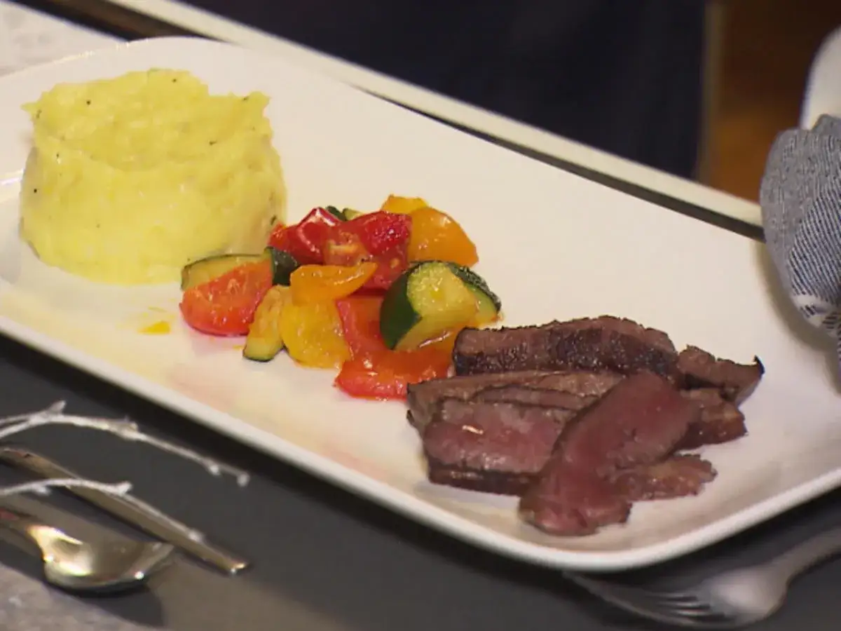 Ein Teller mit zartem Kobe Rindfleisch, dazu cremiges Kartoffelp&uuml;ree und bunte Ratatouille. Ein Fest f&uuml;r die Sinne!