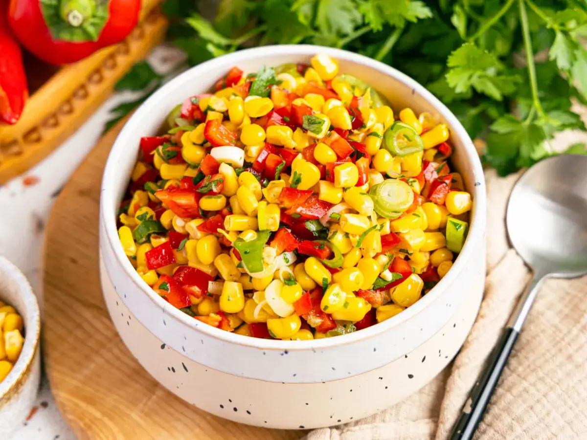 Bunter Paprika Mais Salat mit frischen Kräutern, perfekt für den Sommer.