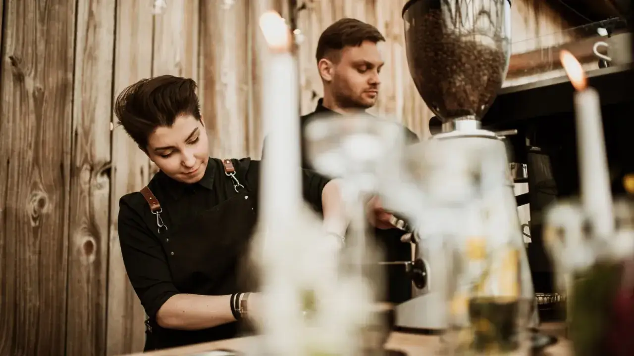 Dwoje baristów przy pracy. Zastanawiasz się, ile kosztuje kurs na baristę?