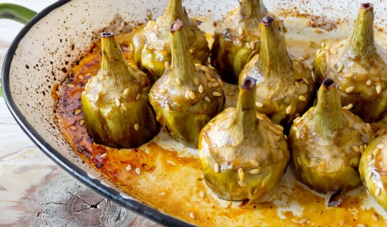 Deliciosas alcachofas al horno, doradas y con semillas de sésamo, listas para disfrutar.