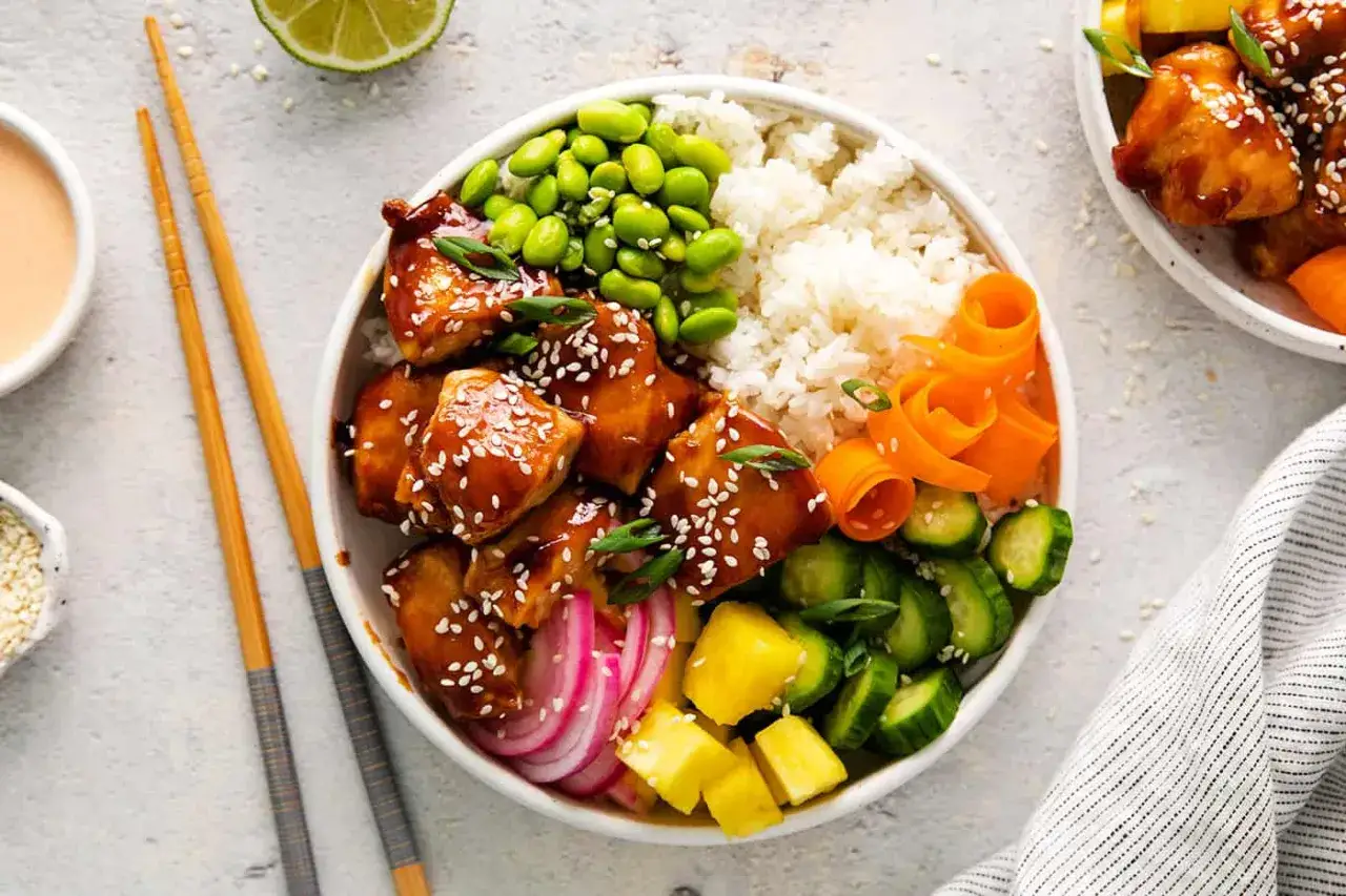 En l&auml;cker pokebowl med kyckling, ris, edamameb&ouml;nor, ananas, gurka, morot och r&ouml;dl&ouml;k. Ett perfekt pokebowl recept f&ouml;r en snabb och h&auml;lsosam m&aring;ltid.